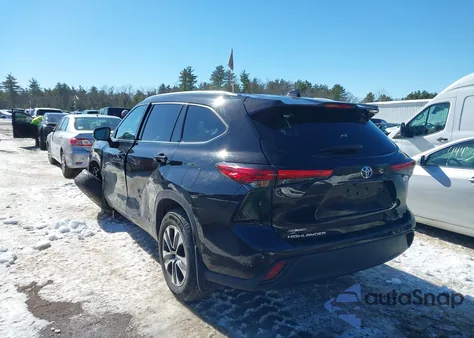 2021 Toyota Highlander Xle z USA, uszkodzony, nr VIN 5TDGZRBH3MS084846
